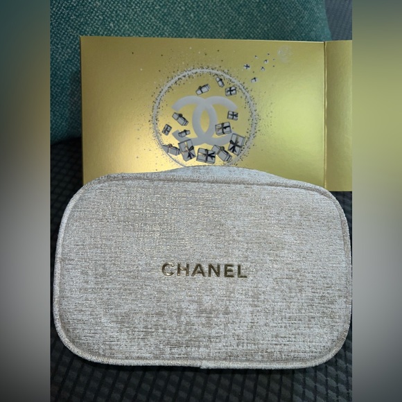 CHANEL  HOLIDAY MAKEUP POUCH - new - Picture 1 of 8